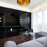 Stylish Air Conditioned With Balcony And View By Renters