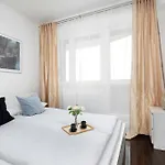 Stylish Air Conditioned With Balcony And View By Renters *