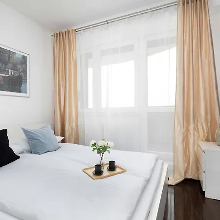 Stylish Air Conditioned With Balcony And View By Renters *