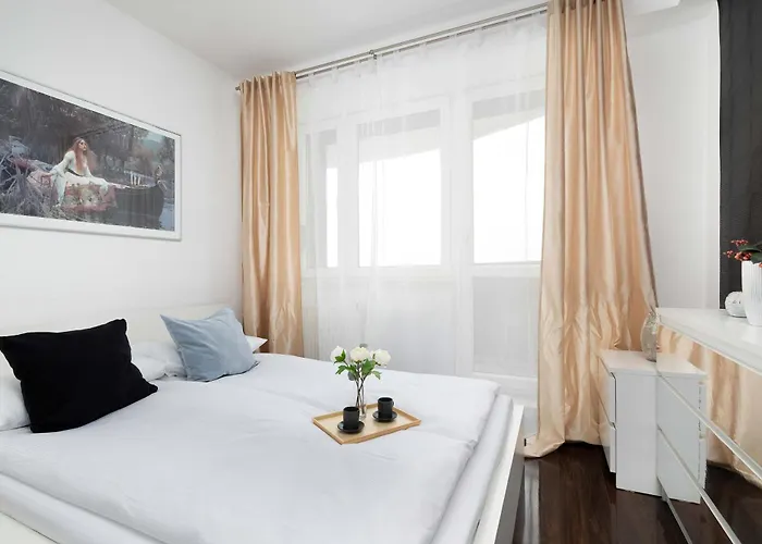 Stylish Air Conditioned With Balcony And View *